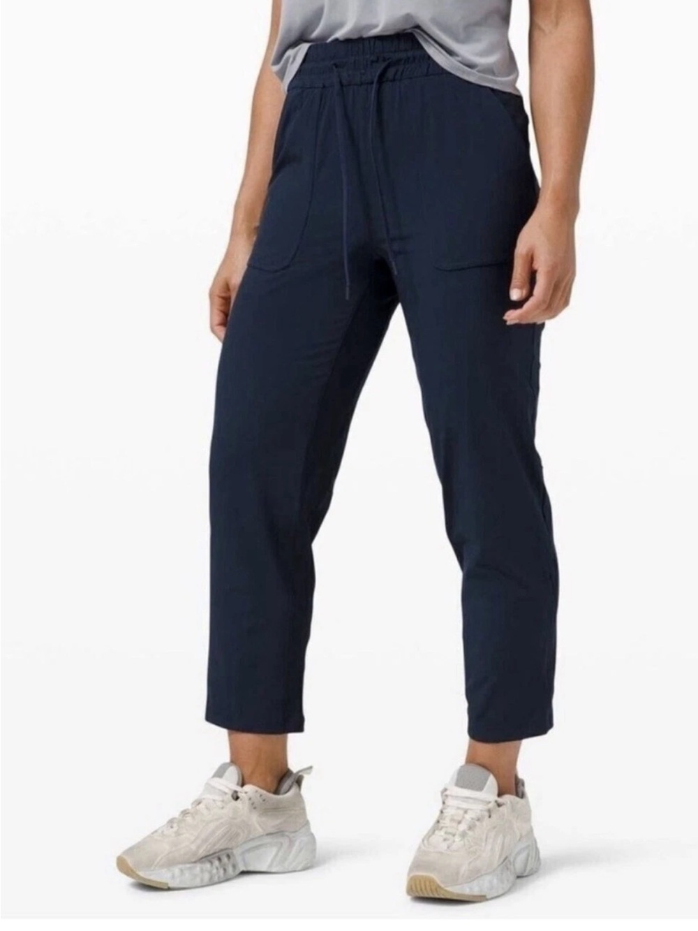 LuLuLemon Beyond the studio High Rise Crop• Navy Blue • NWT•
Women’s size 6